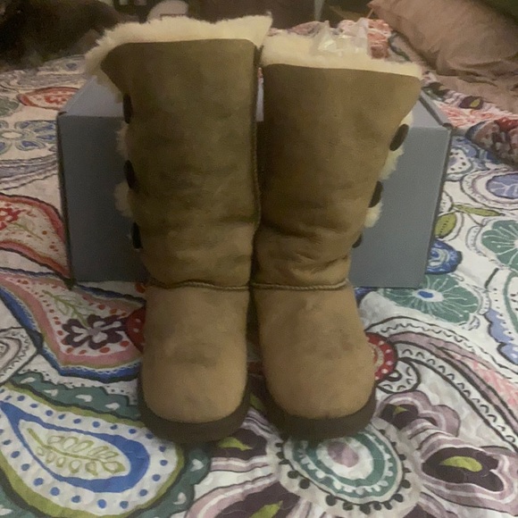 Distressed Brown Bailey Triplet Ugg Boots - Picture 1 of 8